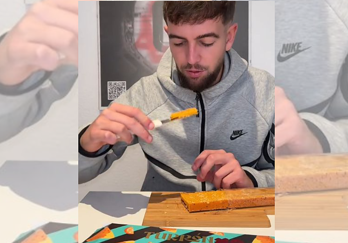 Un sevillano prueba el nuevo turrón de Dabid Muñoz