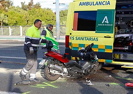 Imagen secundaria 1 - Muere el director del NH Plaza de Armas de Sevilla al chocar su moto con un coche en el Puente del Cachorro