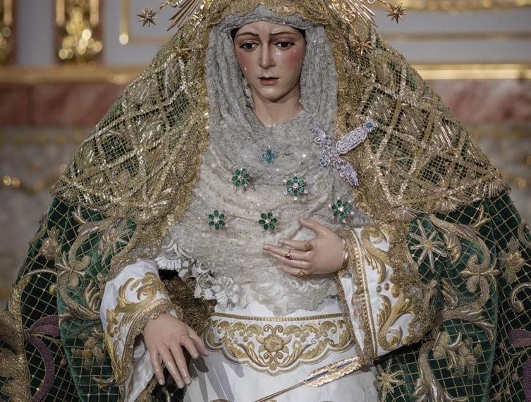 La Macarena, during her hand kiss in San Gil