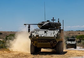 Dos vehículos '8x8 Dragon' en la pista de pruebas de Alcalá de Guadaíra