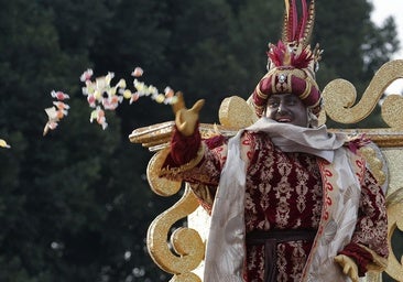 Su Majestad el Rey Baltasar lanza caramelos en la cabalgata de Sevilla del 4 de enero de 2025