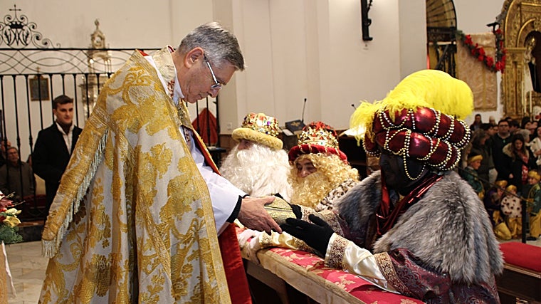 Oferenda dos Três Reis Magos na paróquia de Santa Maria de la Encarnación