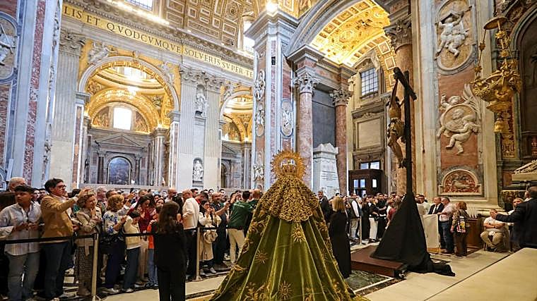 Milhares de pessoas curvaram-se à Esperança de Málaga e ao Cubo em Roma
