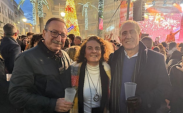 Maria José Gómez Biedma, originária de Málaga, desfruta da “Tardevieja” nazarena com o seu marido e amigo.