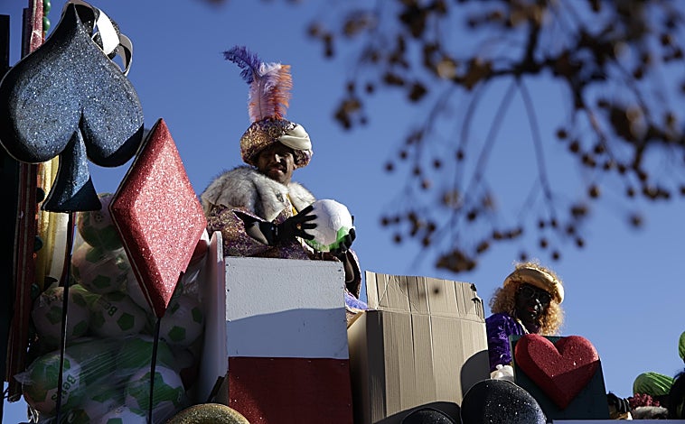 Imagen principal - Arriba, Baltasar, encarnado por 'Mogan' el peluquero; abajo, responsables tanto del Distrito Sur como de la parroquia de Jesús Obrero; a la derecha, el hermano mayor de Bendición Esperanza, Ángel Hartmann, velando por la seguridad de la cabalgata