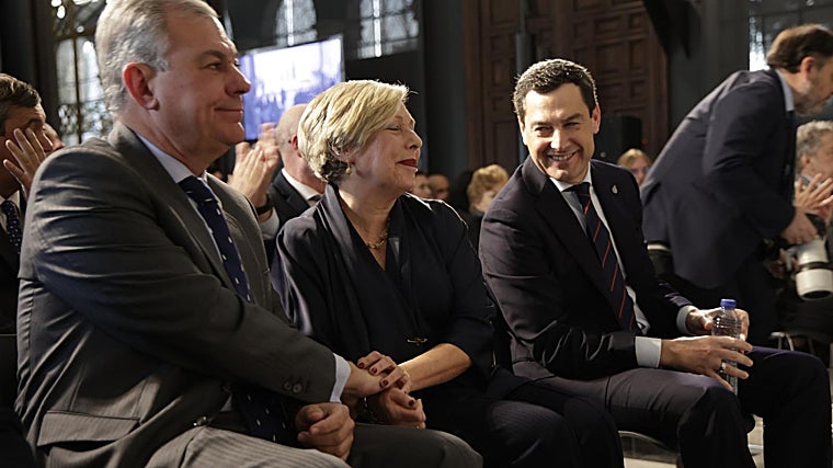 O prefeito de Sevilha, José Luis Sanz, cumprimenta o novo reitor dos Estados Unidos sob o olhar de Juanma Moreno, presidente do conselho