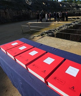 Imagem Secundária 2. Acima, foto de família com especialistas envolvidos no projeto Itálica, Cidade Cerimonial promovido pela Diretoria através de seu consultor; canto inferior esquerdo; À direita: Documentação que será enviada na tarde deste domingo e será recebida pelo governo nesta segunda-feira.