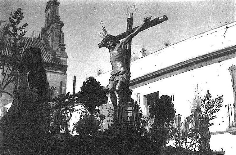 Antigo Cristo dos Bons Mortos com Magdalena na Praça Santa Isabel.