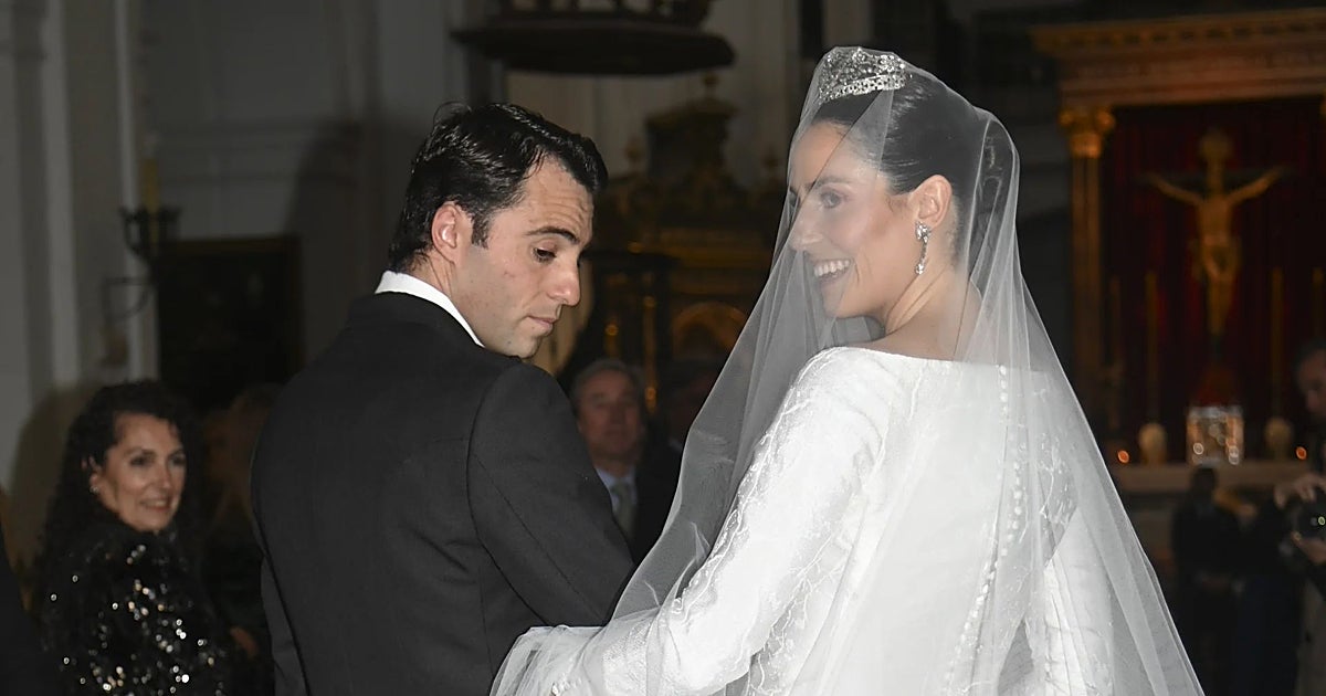 María Eugenia González-Serna y Juan Molina Ponce se dan el 'sí, quiero' en  la parroquia de Santa Cruz de Sevilla