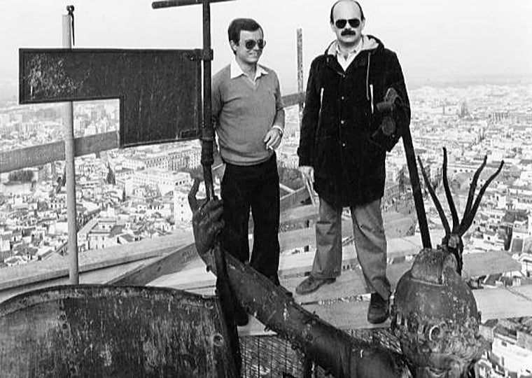 A partir da esquerda, José Maria Cabeza e Alfonso Jimenez chegam ao cume do Giraldillo em 1981.