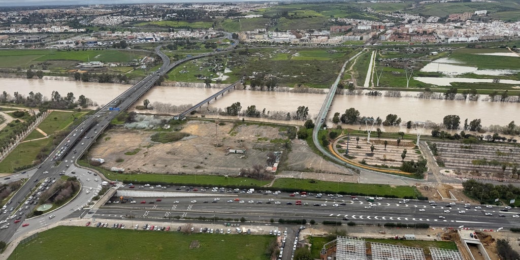 Las aguas del Guadalquivir vuelven a su cauce en Sevilla