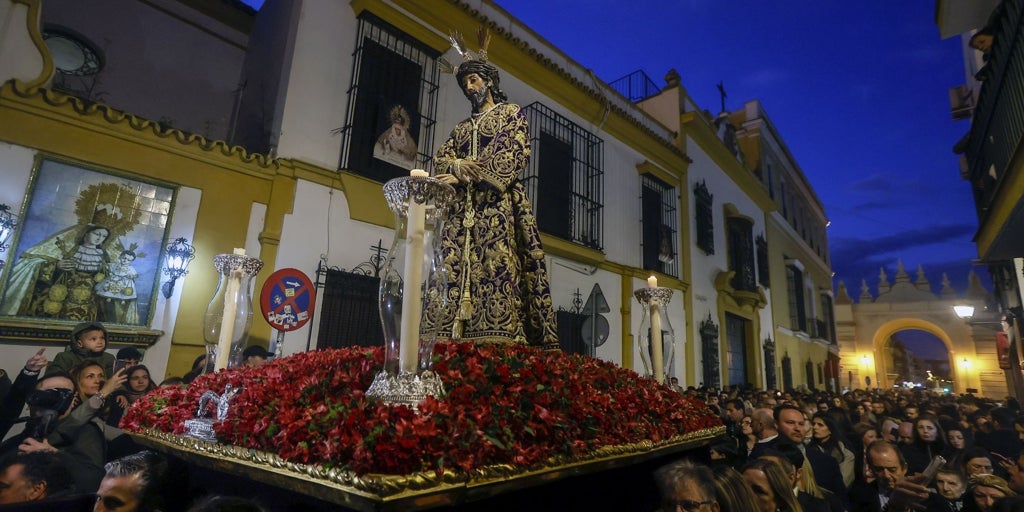 La Macarena regresa a los 'callejones' para el vía crucis del Señor de la Sentencia