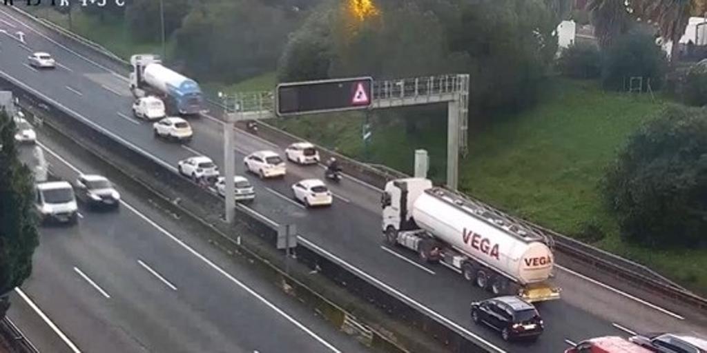 Un accidente de tráfico provoca más de tres kilómetros de retenciones en Castilleja de la Cuesta