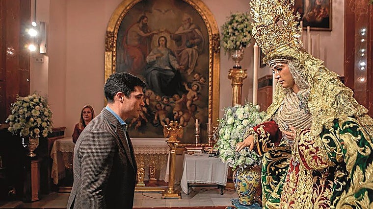 Bebê chorão beijando a mão de Nadezhda Triana.