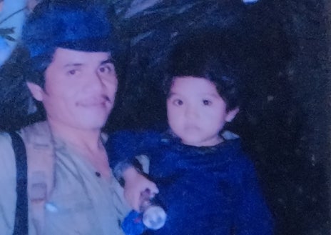 Imagen secundaria 1 - Virgilio (imagen superior) muestra dónde trabajan en Petén. Quiere expandirse a los 22 departamentos. Abajo, en los años 90, en brazos de su tío, guerrillero, cerca de la frontera con México y en la actualidad, en el vivero antes de trasplantar los árboles