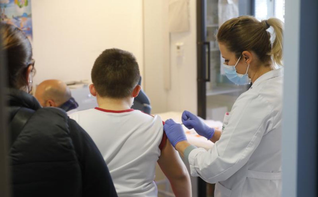 Un niño siendo vacunado hace pocas semanas