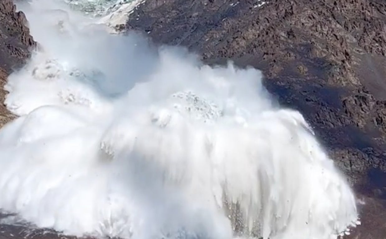 Imágenes del desprendimiento del glaciar arrasándolo todo a su paso