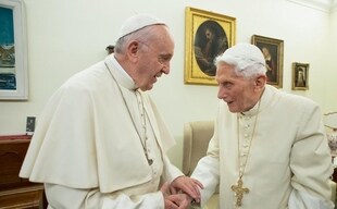 El Papa elogia a Benedicto XVI: «Está sosteniendo a la Iglesia con su  bondad»