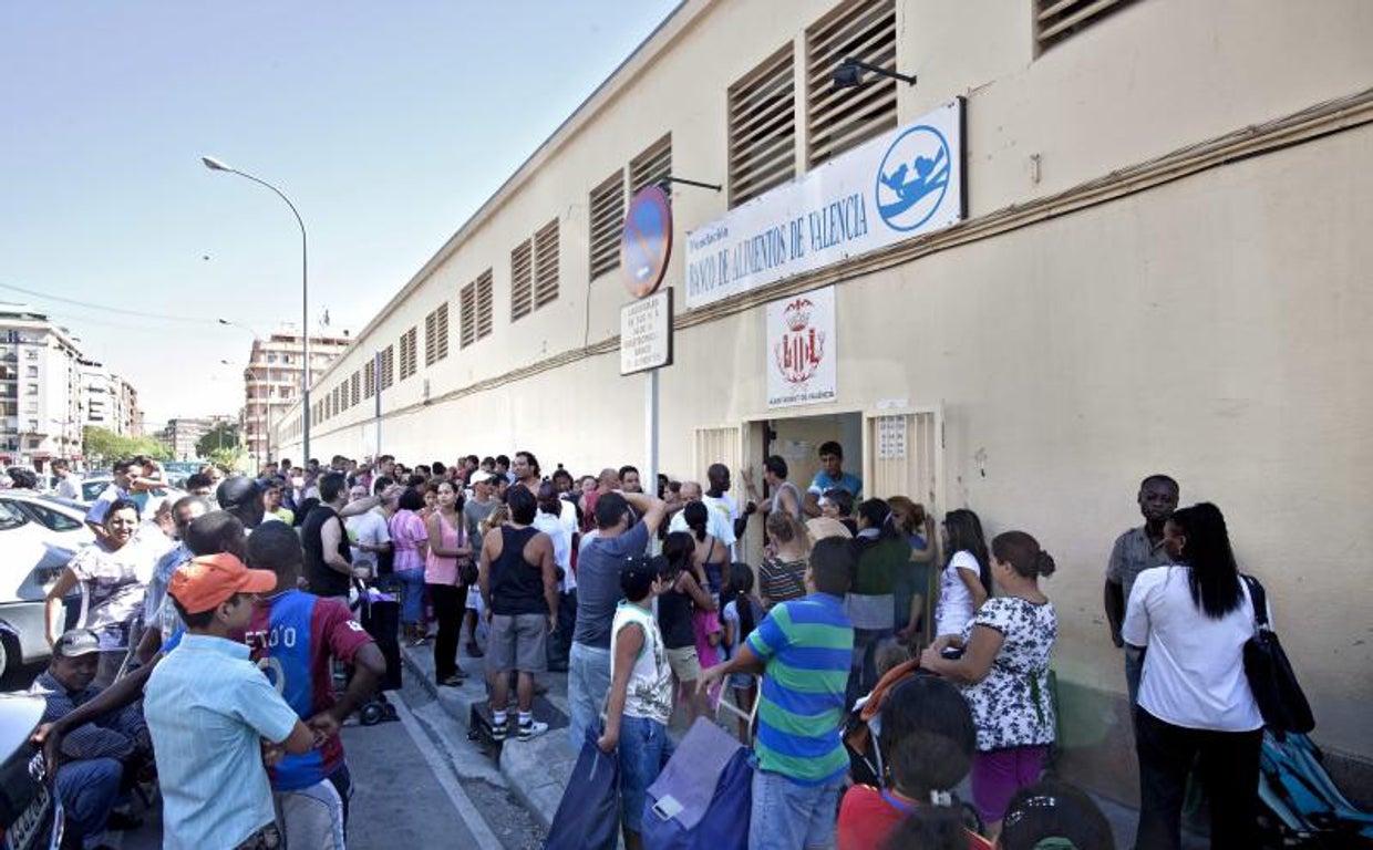 Colas en el banco de alimentos de Valencia