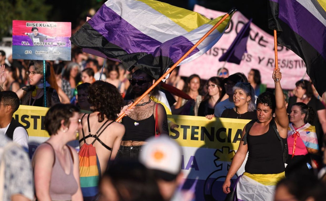 El 80% de las personas no binarias han sufrido discriminación familiar