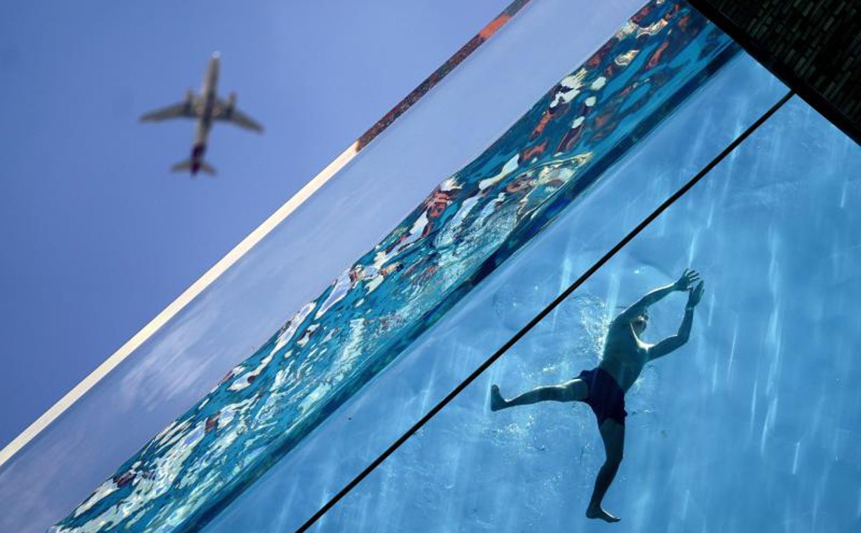Un hombre nada en una piscina en Londres, Reino Unido