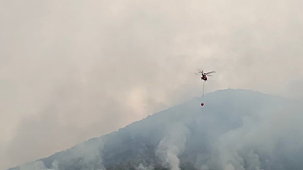 Uno de los helicópteros durante las tareas de extinción