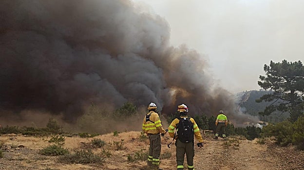 Continúa activo el incendio en Casas de Miravete