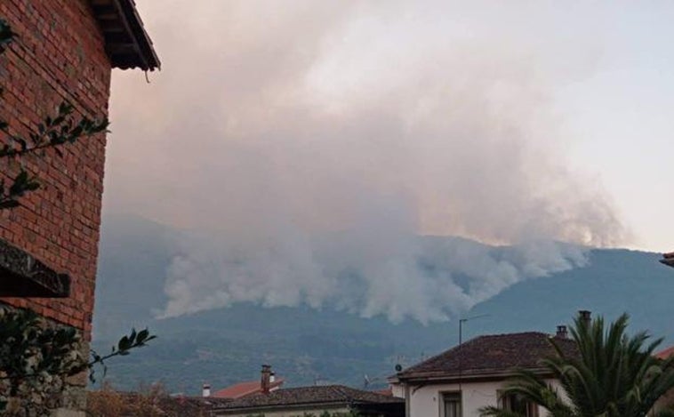 El valle del Jerte sufre un incendio que la Junta de Extremadura asegura que «es claramente intencionado»