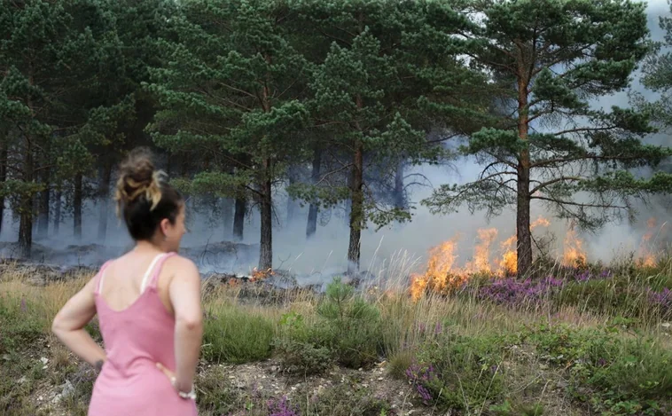 El fuego se extiende ahora a Barcelona donde devora casi 1.000 hectáreas en seis horas
