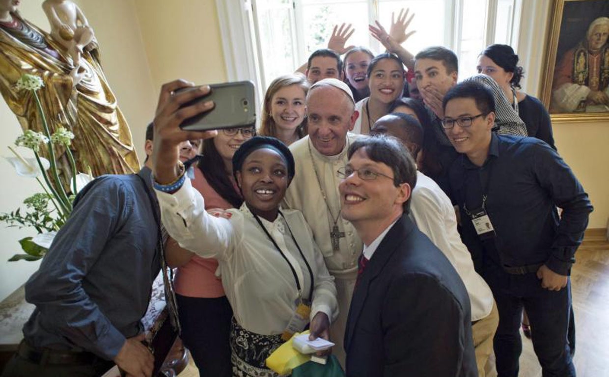 El Papa Francisco se hace un 'selfie' con un grupo de jóvenes en un viaje a Cracovia, Polonia, en 2016