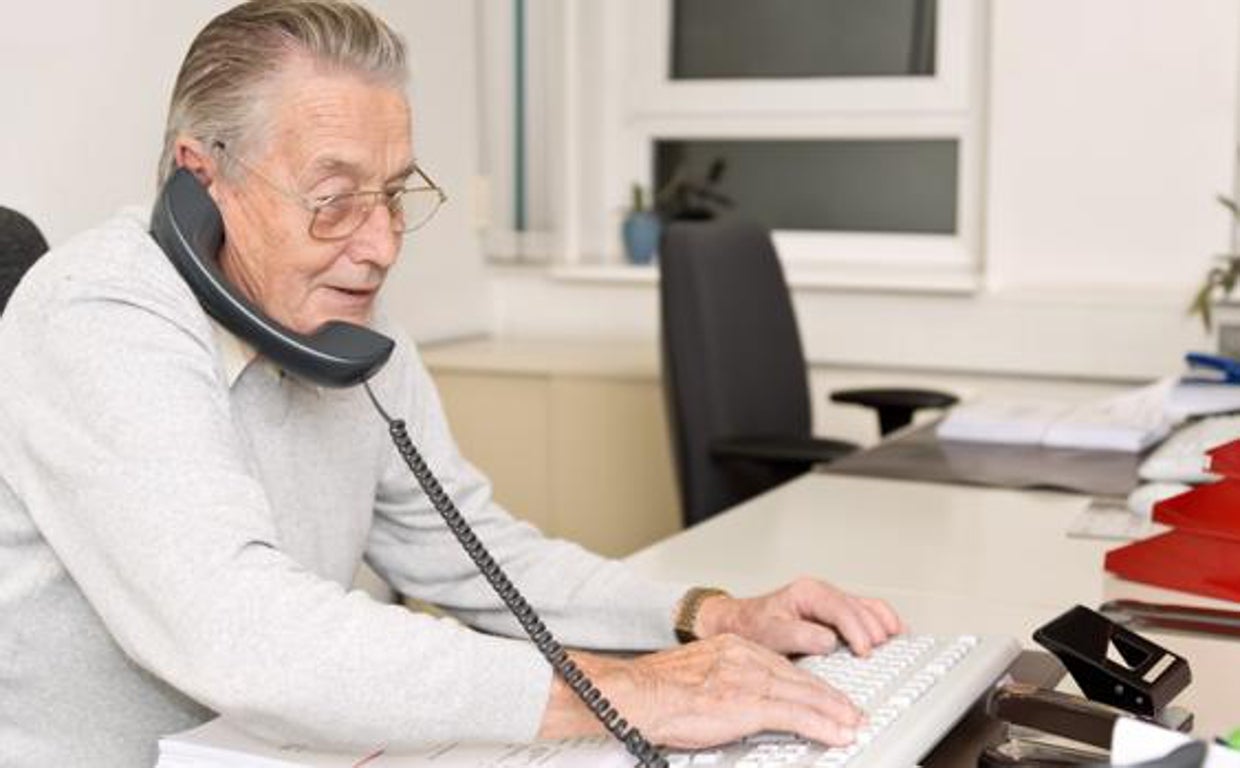 Un trabajador de más de 50 años atendiendo a una llamada