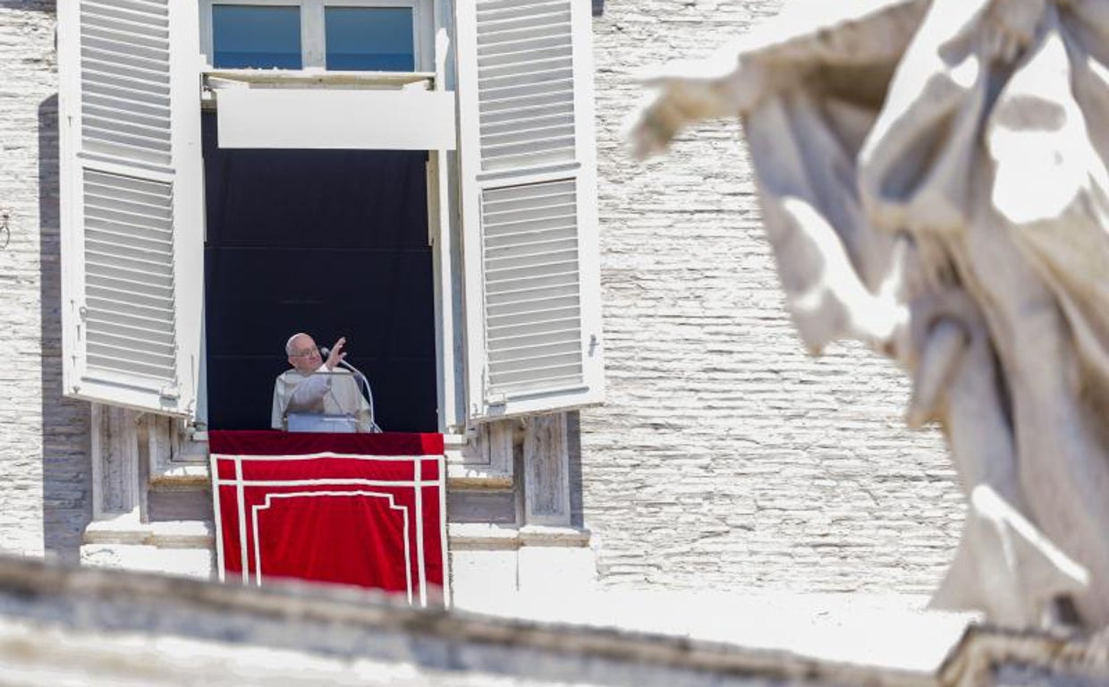 El Papa Francisco bendice a los fieles durante el ángelus del domingo