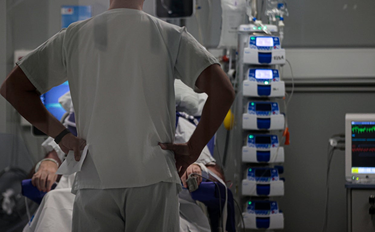 Paciente con coronavirus en la UCI del Hospital Zendal, el pasado febrero