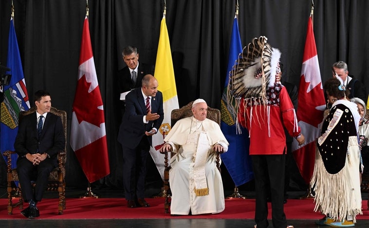 Tres supervivientes de internados para indígenas reciben al Papa en el aeropuerto de Canadá