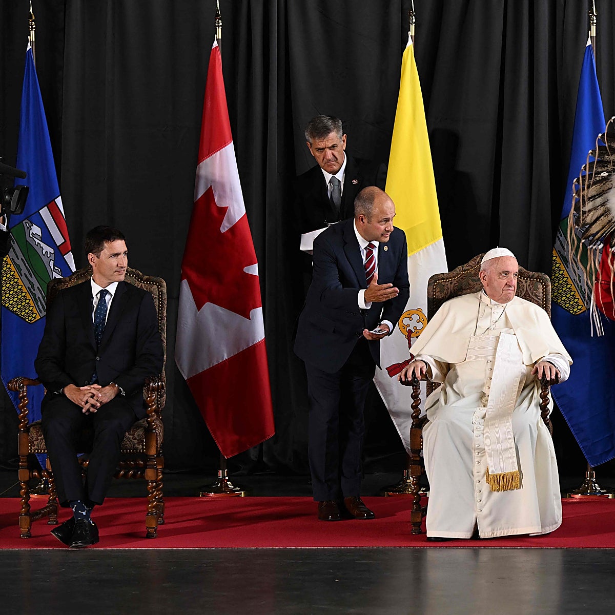 Tres supervivientes de internados para indígenas reciben al Papa en el aeropuerto de Canadá