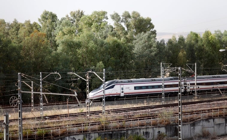 El AVE de Madrid a Sevilla llega casi con cuatro horas de retraso por una avería durante el trayecto