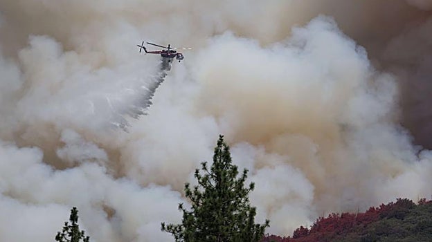 El intenso humo dificulta las labores de los equipos aéreos