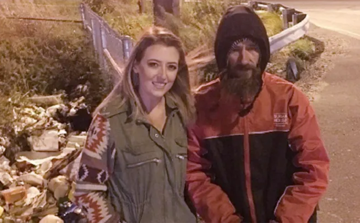 Katelyn McClure posa con Johnny Bobbitt para una foto de 2017 compartida en GoFundMe