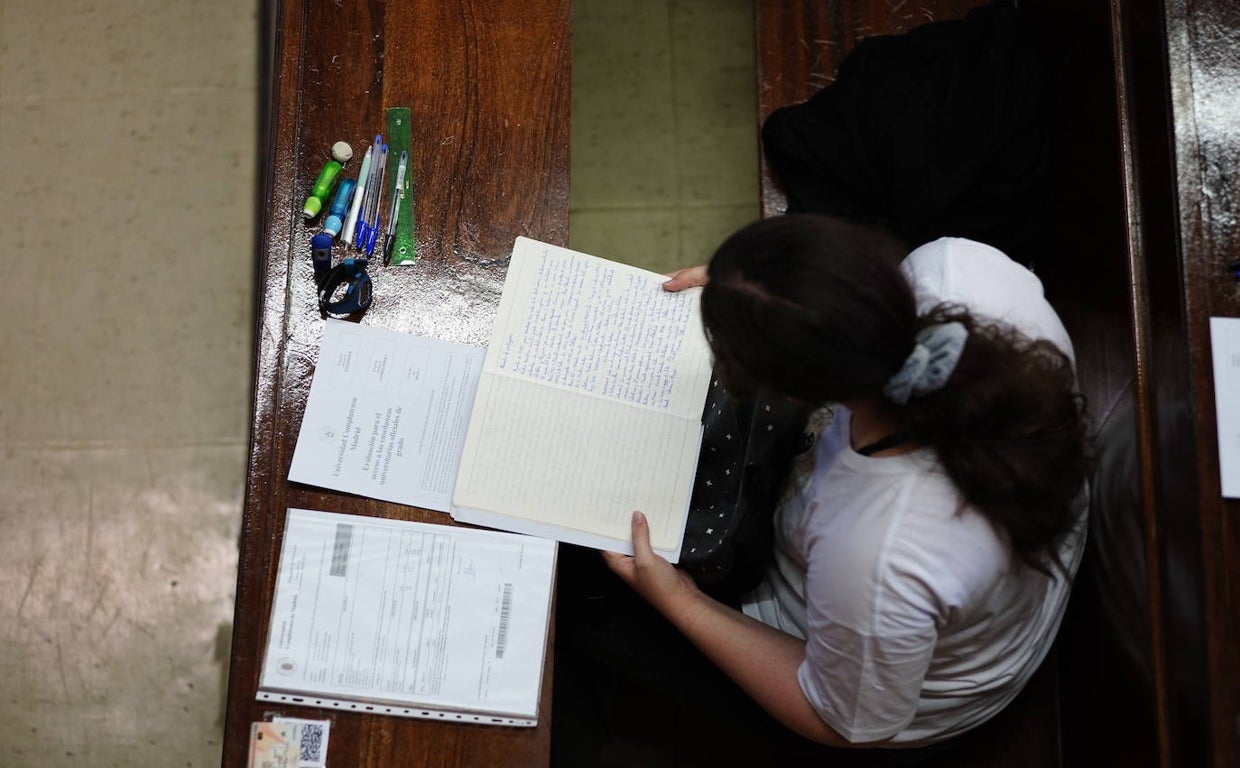 Una joven hace la EBAU. La nueva Selectividad entrará en vigor desde 2023