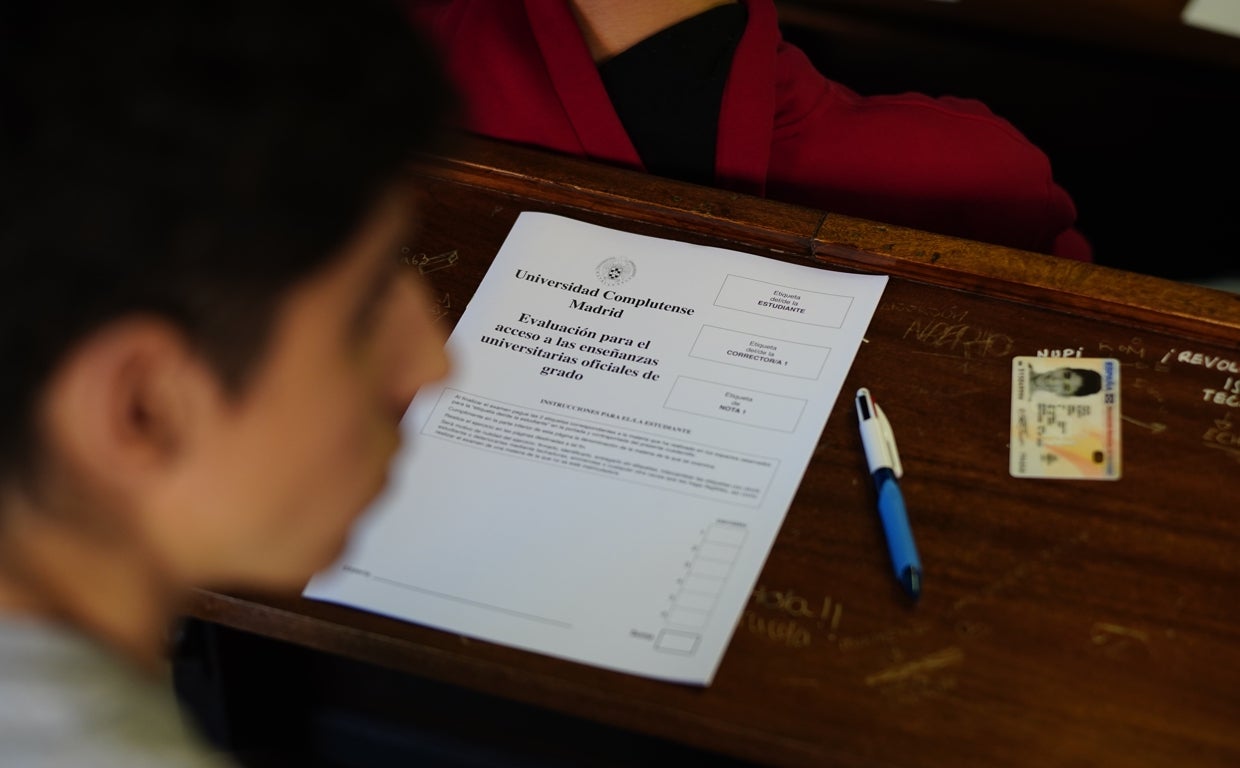 Un alumno, frente a su examen de Selectividad que ahora cambiará el Gobierno