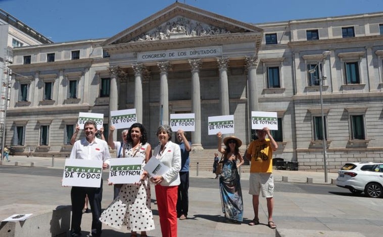 Las asociaciones del defensa del bilingüismo califican de inconstitucional el acuerdo sobre el catalán alcanzado por el Gobierno