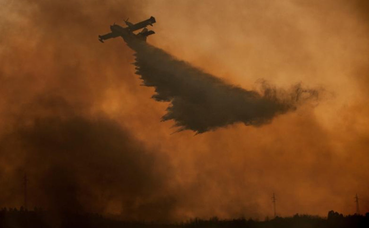Un hidroavión Canadair del Ejército del Aire sofocando un incendio