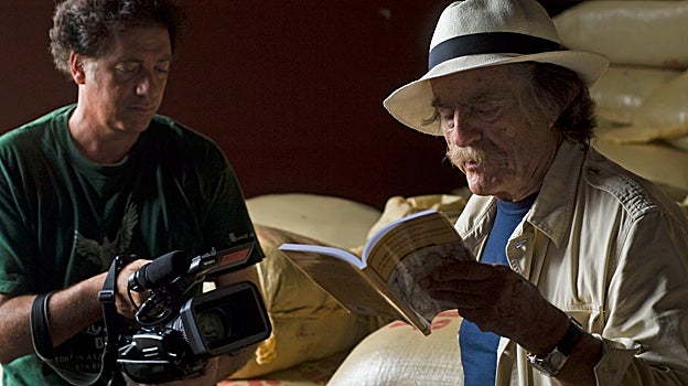 Carlos Pecker, coordinador de Comunicación de Vuelta al Mundo, con Miguel de la Quadra-Salcedo