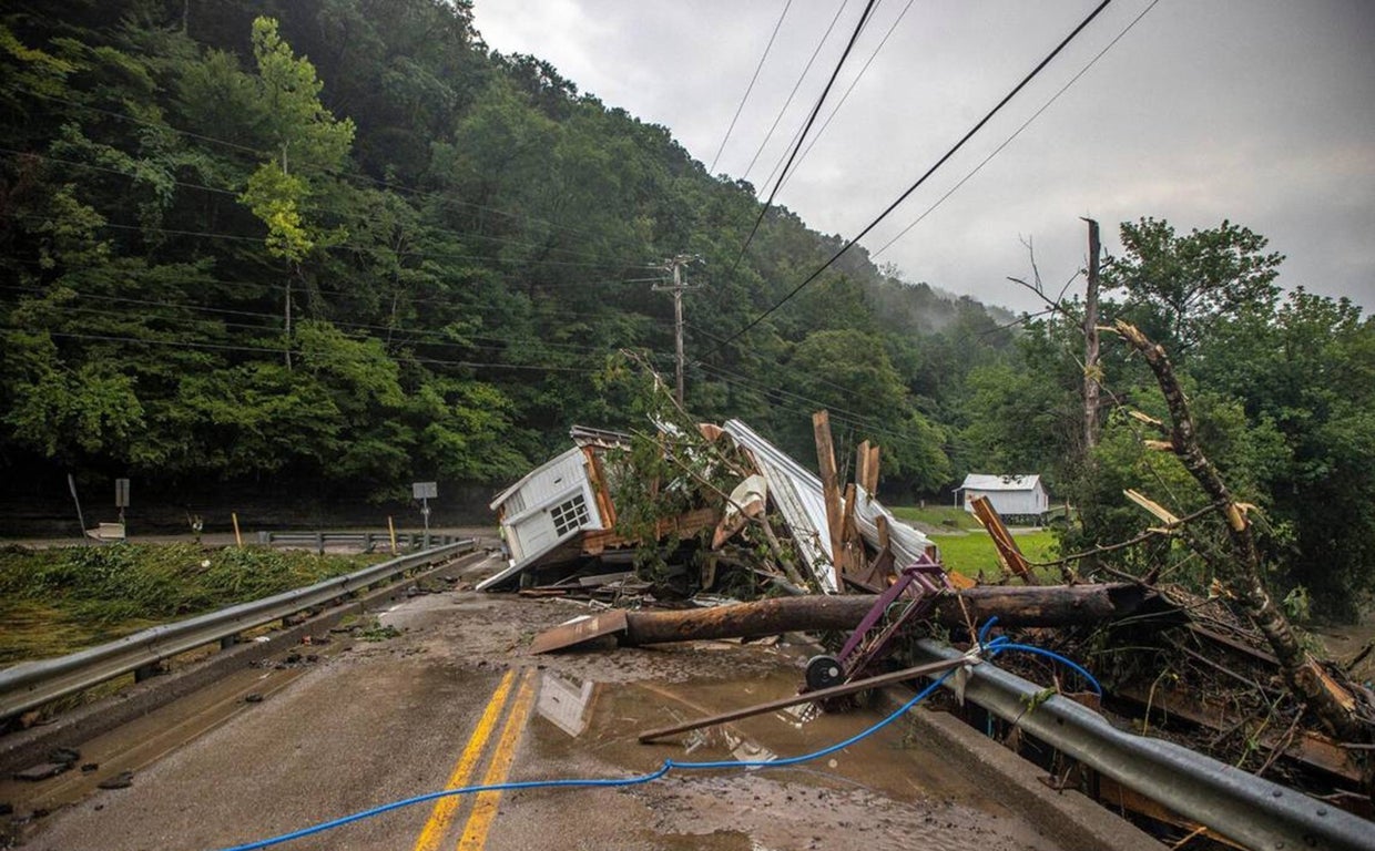 Una carretera crtada por los efectos de las inundaciones en Kentucky, EE.UU.