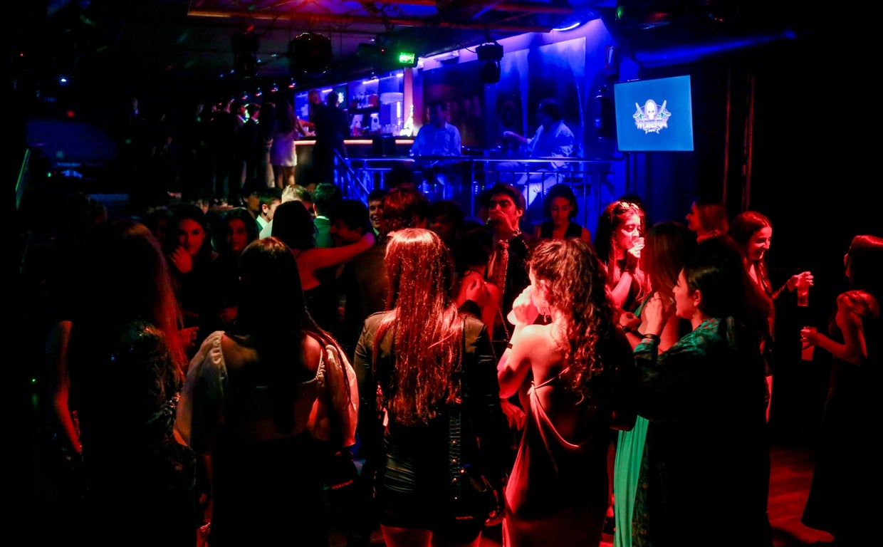 Varias personas en la pista de una discoteca de Madrid