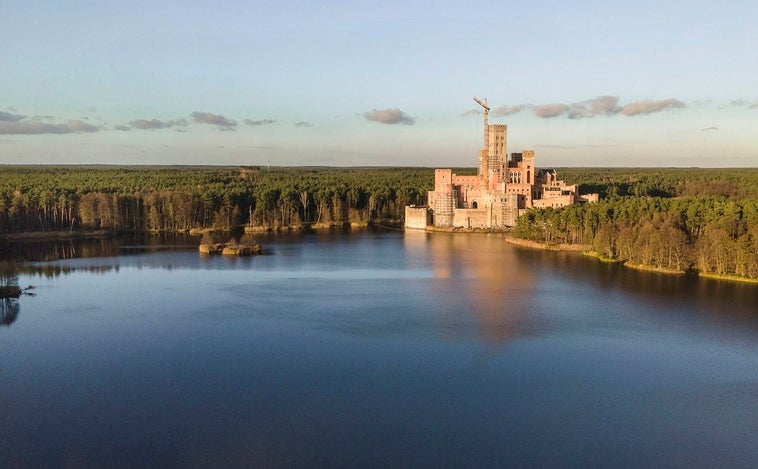 Construyen «bajo engaño» un gigantesco castillo 'medieval' en un territorio natural protegido