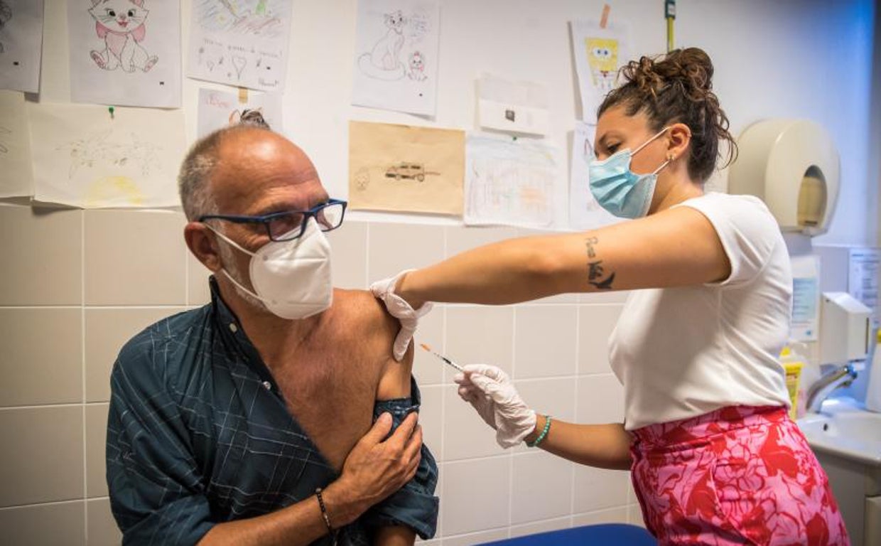 Un parisino a punto de recibir un pinchazo con la vacuna de viruela del mono