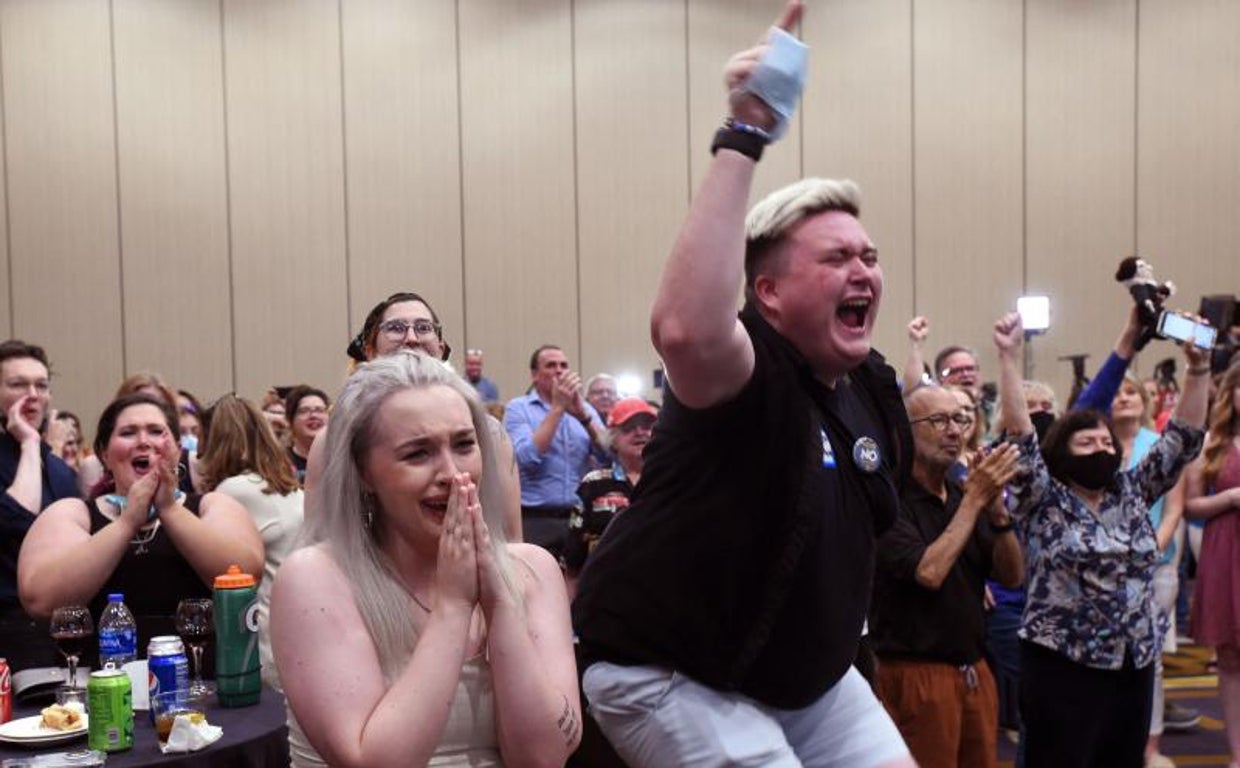 Partidarias del aborto celebran los resultados en el referéndum de Kansas