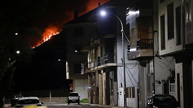 Durante la noche las llamas se han visto desde todo el municipio