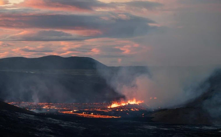 Así se ve desde un dron la espectacular erupción del volcán Fagradalsfjall en Islandia
